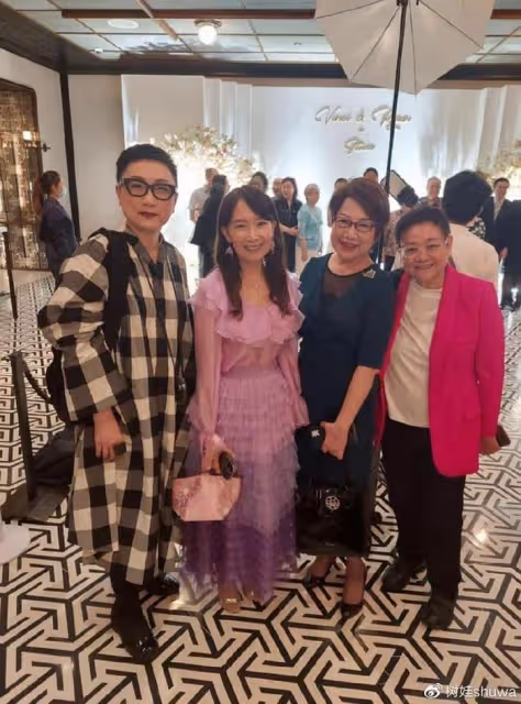 李嘉誠專用醫生為兒子辦婚禮,名人云集場面熱鬧,朱玲玲唐裝搶鏡