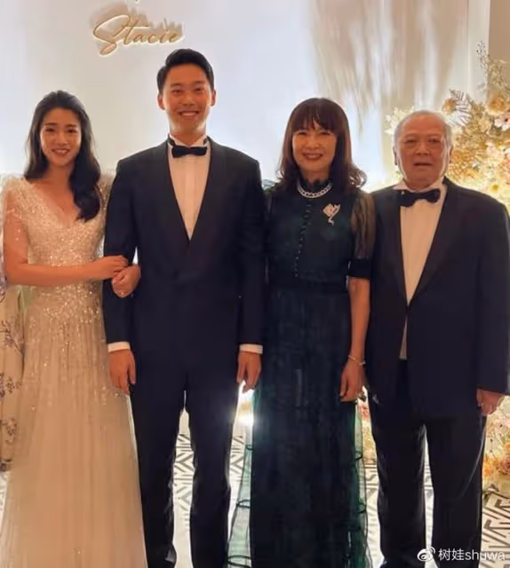 李嘉誠專用醫生為兒子辦婚禮,名人云集場面熱鬧,朱玲玲唐裝搶鏡