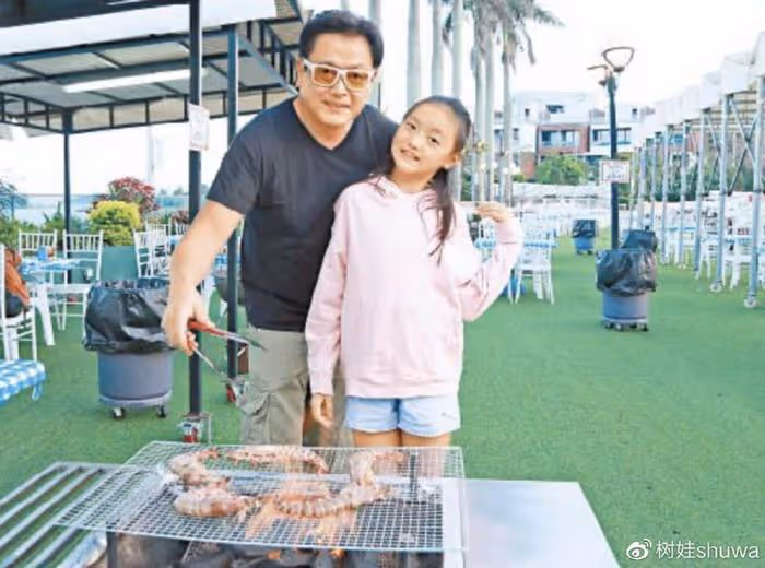 魏駿傑罕見曬與女兒合照,自曝將移居杭州生活,為復出已減掉25斤
