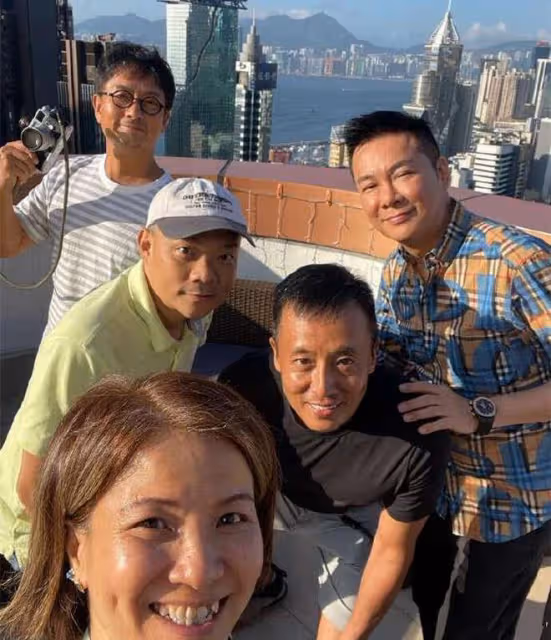 知名港星息影回家當總裁,久違現身穿鞋踩沙發被批,皮膚黑到發亮