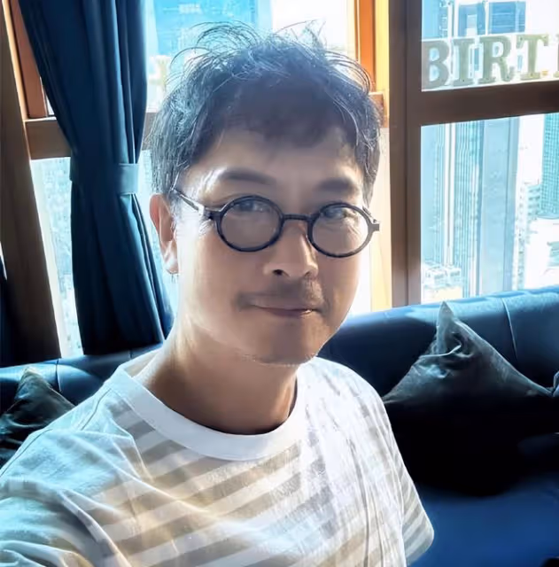 知名港星息影回家當總裁,久違現身穿鞋踩沙發被批,皮膚黑到發亮