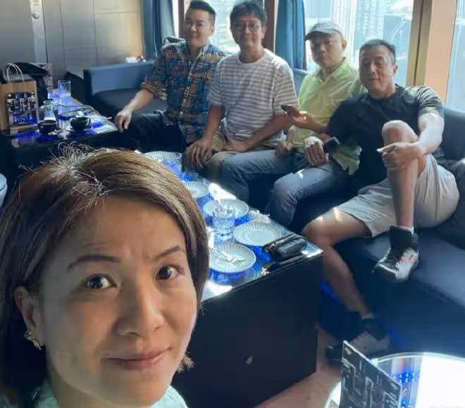 知名港星息影回家當總裁,久違現身穿鞋踩沙發被批,皮膚黑到發亮