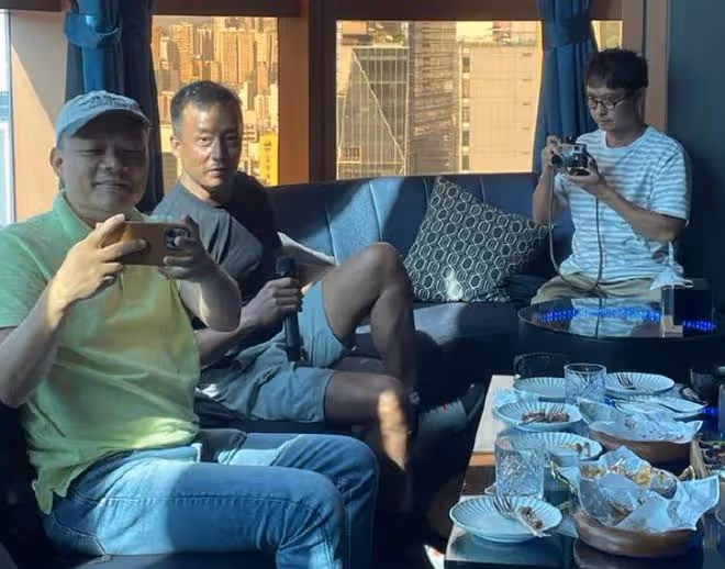 知名港星息影回家當總裁,久違現身穿鞋踩沙發被批,皮膚黑到發亮
