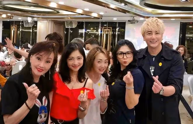 上百位亞視藝人重聚!包餐廳吃飯喝酒太盡興,多位息影演員罕露面