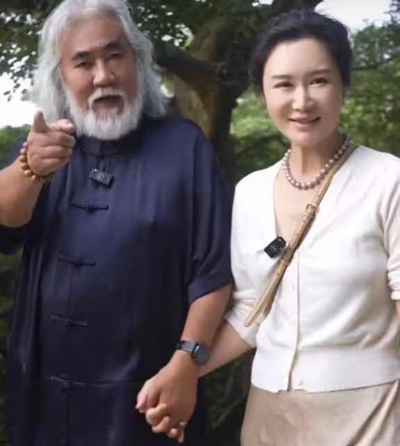 杜星霖疑再度懷孕,小腹凸起明顯被曝已經4個月,72歲張紀中攙扶
