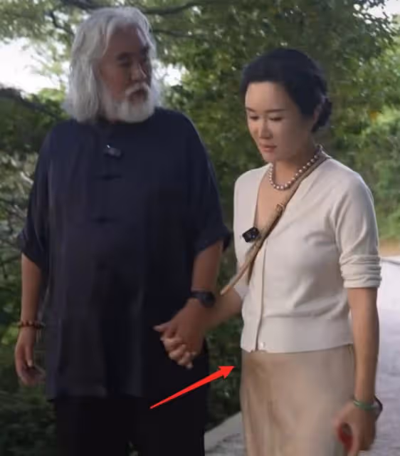 杜星霖疑再度懷孕,小腹凸起明顯被曝已經4個月,72歲張紀中攙扶