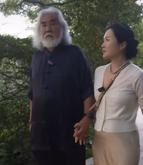 杜星霖疑再度懷孕,小腹凸起明顯被曝已經4個月,72歲張紀中攙扶