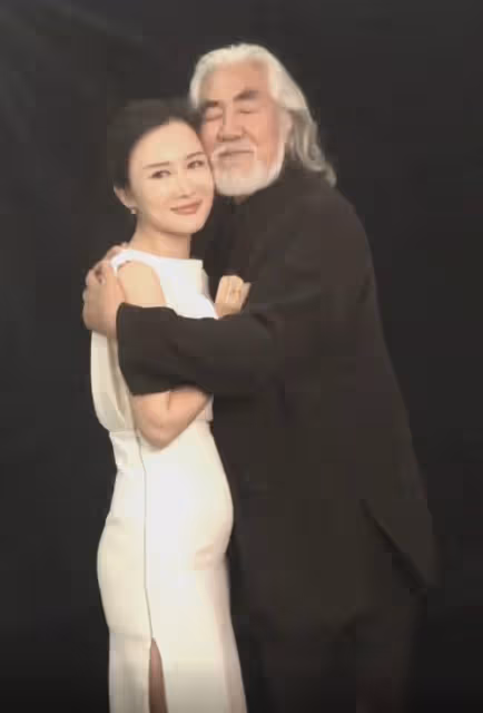 杜星霖疑再度懷孕,小腹凸起明顯被曝已經4個月,72歲張紀中攙扶