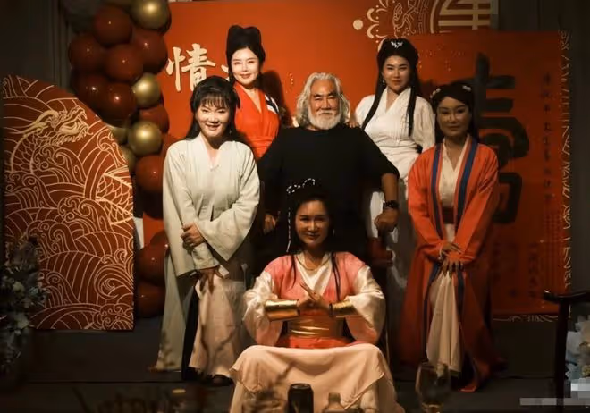 杜星霖疑再度懷孕,小腹凸起明顯被曝已經4個月,72歲張紀中攙扶