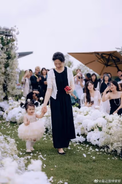 網紅林珊珊再婚嫁導演,1歲女兒登台送婚戒,與大白婚姻7年無所出