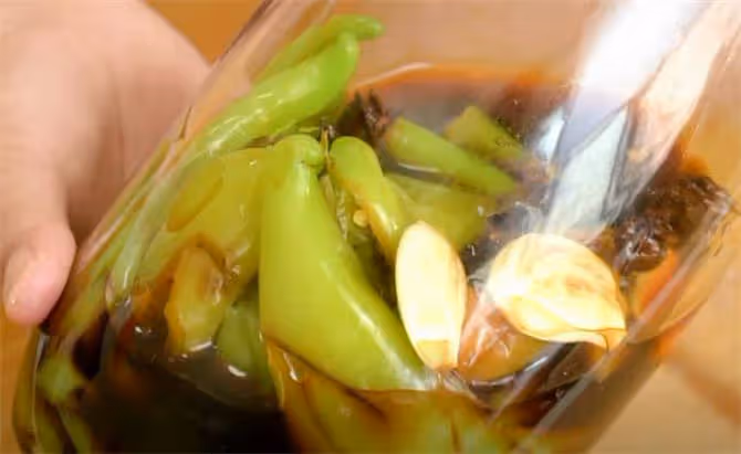 我家辣椒從不炒著吃,大刀一剪,鍋里一泡,麻辣鮮香饞的直流口水
