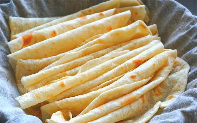 1碗麵粉2勺鹽,學會這個訣竅,40秒烙2張,涼了也不發硬