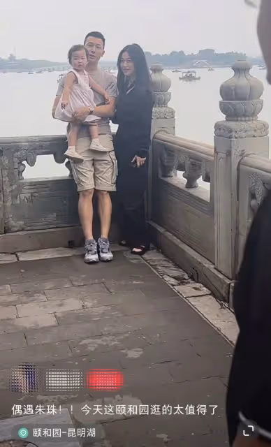 朱珠一家三口被偶遇,逛頤和園老公全程抱娃,朱珠身材臃腫引爭議
