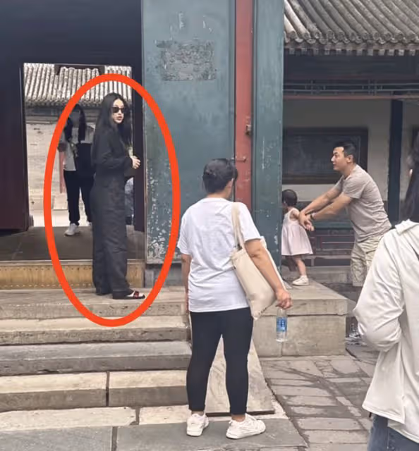 朱珠一家三口被偶遇,逛頤和園老公全程抱娃,朱珠身材臃腫引爭議
