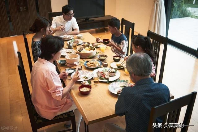 婆婆給新兒媳立規矩，女人負責吃剩菜，兒媳：我已經氣飽了