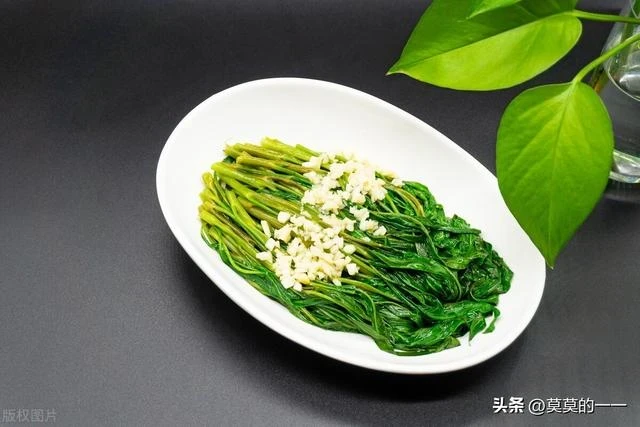 婆婆給新兒媳立規矩，女人負責吃剩菜，兒媳：我已經氣飽了