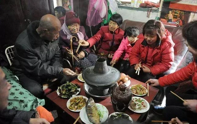 爸爸去世早！和大哥掙錢「共同撫養兄妹」　半年前出車禍住院「弟妹不來探望」參加親戚婚禮懂了