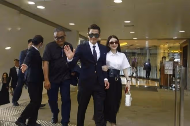郭富城首度攜妻女公開亮相，和方媛穿情侶裝秀恩愛，倆女兒太漂亮