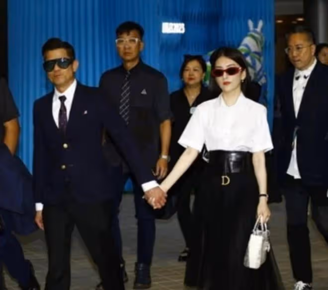郭富城首度攜妻女公開亮相，和方媛穿情侶裝秀恩愛，倆女兒太漂亮