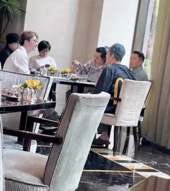 陳冠希赴上海夜店商演，越來越像趙本山，邊唱跳邊喝酒惹美女尖叫