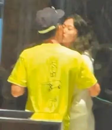 陳冠希赴上海夜店商演，越來越像趙本山，邊唱跳邊喝酒惹美女尖叫