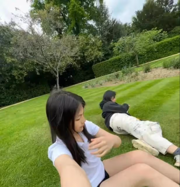 王詩齡國外坐勞斯萊斯上學,奢侈品包包每天換著背,愈發名媛范了