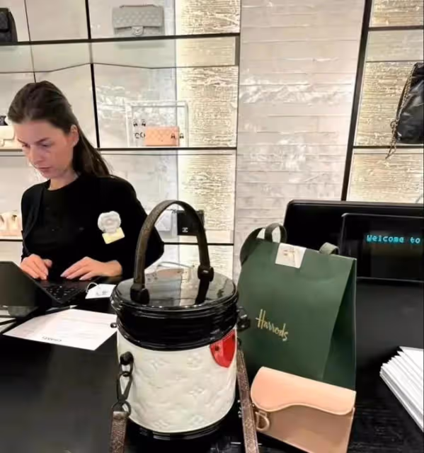王詩齡國外坐勞斯萊斯上學,奢侈品包包每天換著背,愈發名媛范了