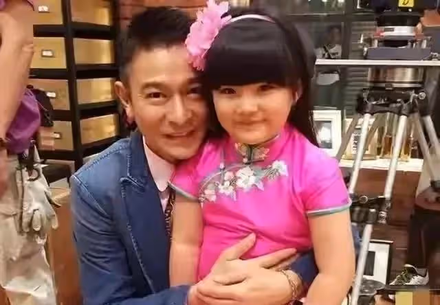 王詩齡國外坐勞斯萊斯上學，奢侈品包包每天換著背，愈發名媛范了