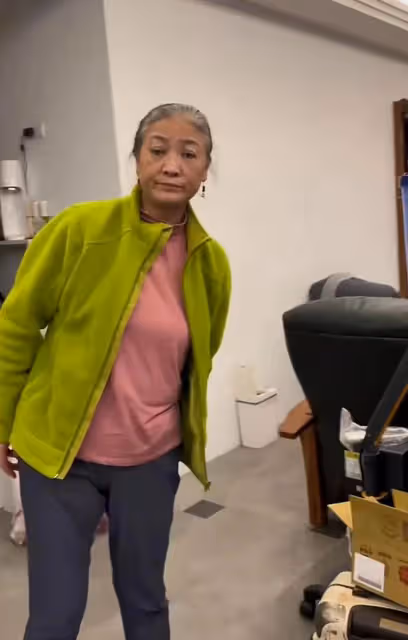 李立群妻子被鄰居投訴,占用公共空間,鞋櫃和家裡的花盆擺到樓道