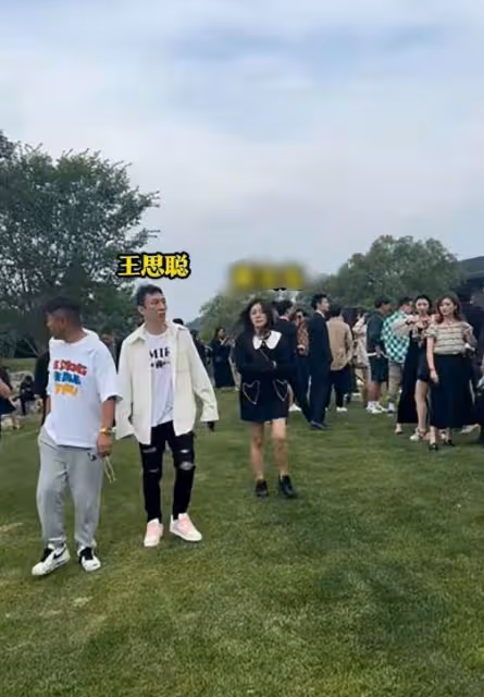 王思聰買超參加好友婚禮,滿臉惆悵疑不高興,頭髮凌亂狀態不佳