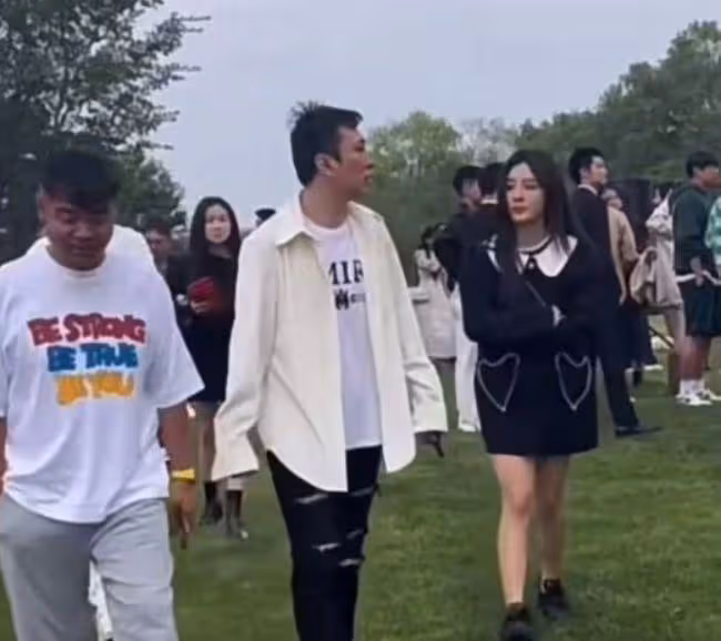 王思聰買超參加好友婚禮,滿臉惆悵疑不高興,頭髮凌亂狀態不佳