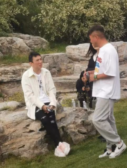 王思聰買超參加好友婚禮,滿臉惆悵疑不高興,頭髮凌亂狀態不佳