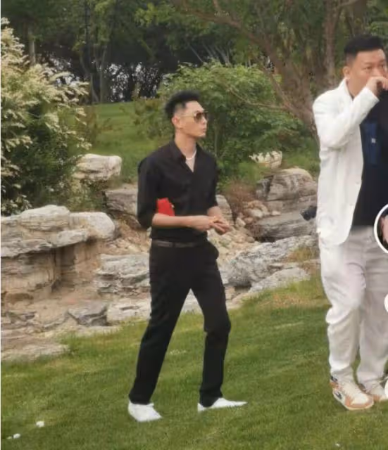 王思聰買超參加好友婚禮,滿臉惆悵疑不高興,頭髮凌亂狀態不佳