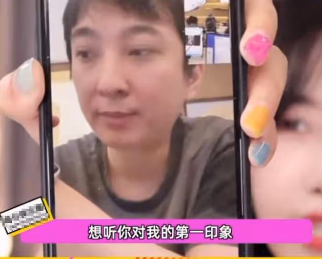 王思聰買超參加好友婚禮,滿臉惆悵疑不高興,頭髮凌亂狀態不佳