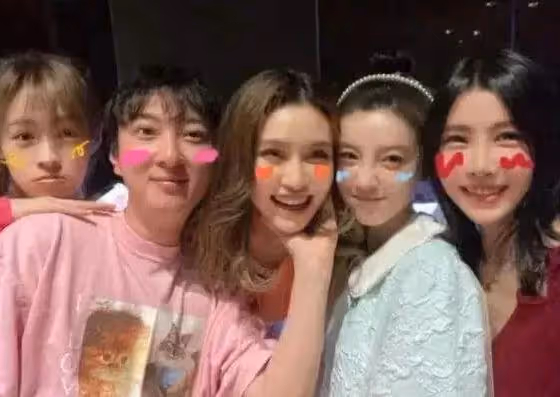 王思聰買超參加好友婚禮,滿臉惆悵疑不高興,頭髮凌亂狀態不佳