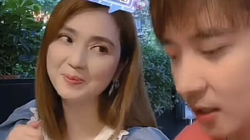 好甜！洪欣和張丹峰反悔離婚後首合體直播，喂老公吃烤肉滿眼崇拜