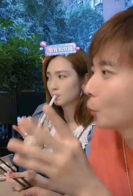 好甜!洪欣和張丹峰反悔離婚後首合體直播,喂老公吃烤肉滿眼崇拜