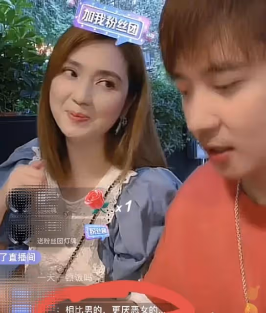 好甜!洪欣和張丹峰反悔離婚後首合體直播,喂老公吃烤肉滿眼崇拜