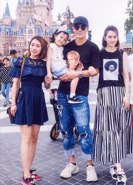 好甜!洪欣和張丹峰反悔離婚後首合體直播,喂老公吃烤肉滿眼崇拜