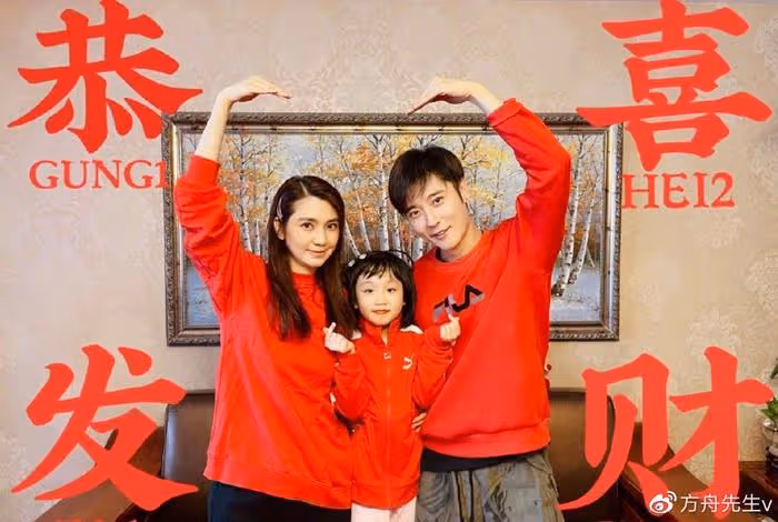 好甜!洪欣和張丹峰反悔離婚後首合體直播,喂老公吃烤肉滿眼崇拜