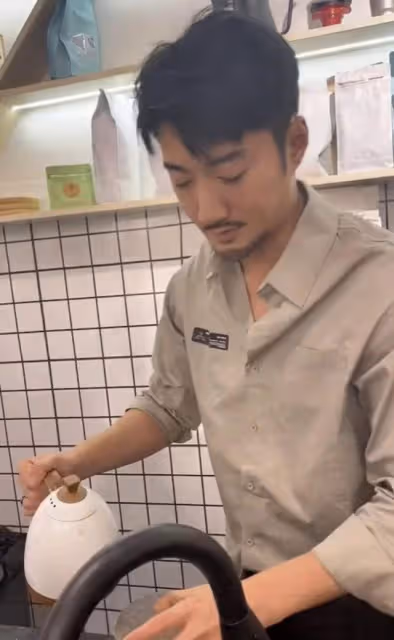 知名港星重返TVB錄節目!撞臉韓星,曝名下十餘間米線店全部結業