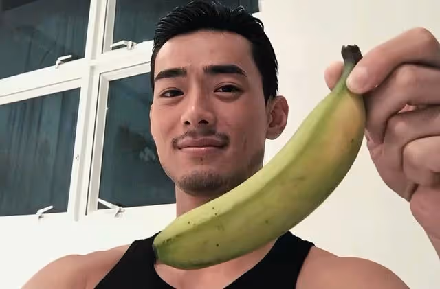 香港知名男星演渣男獲好評,脫衣秀健碩身材,劇中出軌遭女友抓包