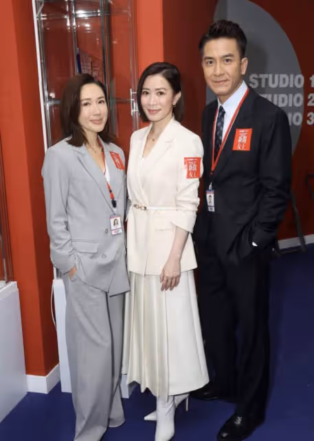 眾星為TVB視後慶生,有人喝到滿臉通紅,有人露事業線險走光