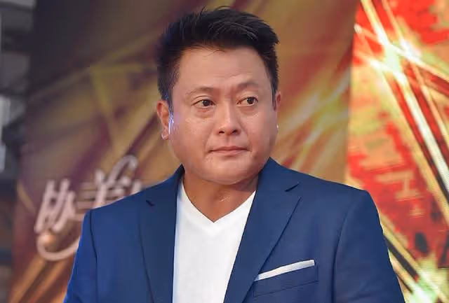 香港知名男星宣布復出,移居內地做網紅,偷偷關注長腿美女引熱議