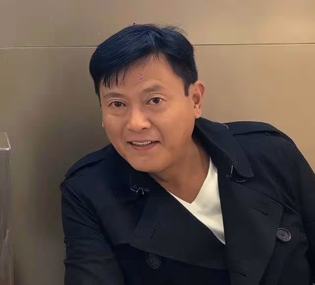 香港知名男星宣布復出,移居內地做網紅,偷偷關注長腿美女引熱議