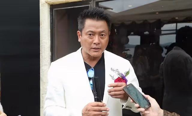 香港知名男星宣布復出,移居內地做網紅,偷偷關注長腿美女引熱議