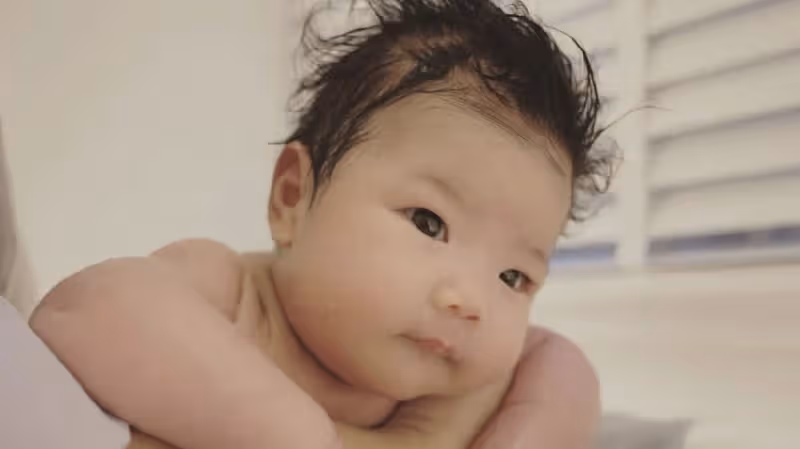 程曉玥曬滿月女兒萌照，胖豆豆學會抬頭，長相與媽媽小時候如複製粘貼