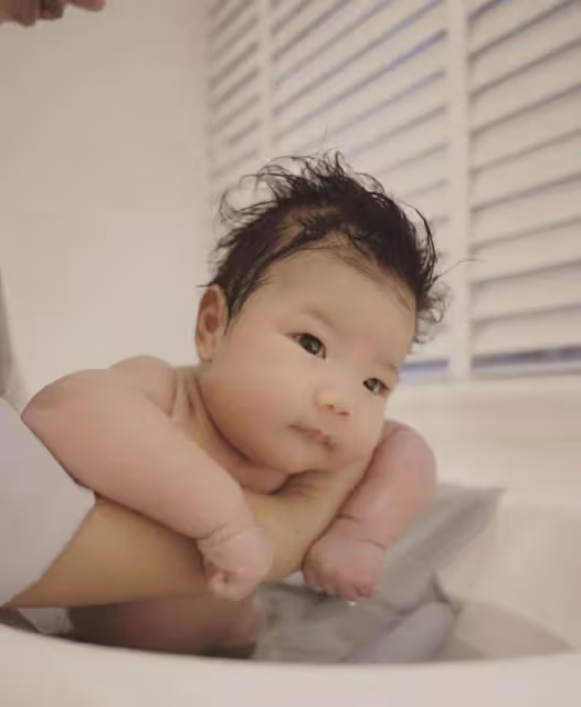 程曉玥曬滿月女兒萌照,胖豆豆學會抬頭,長相與媽媽小時候如複製粘貼