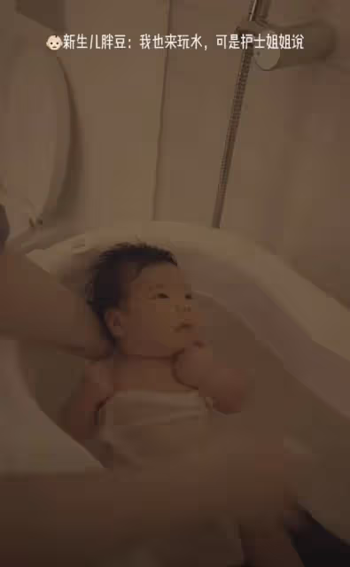 程曉玥曬滿月女兒萌照,胖豆豆學會抬頭,長相與媽媽小時候如複製粘貼
