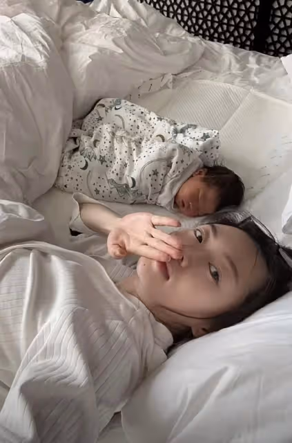 程曉玥曬滿月女兒萌照,胖豆豆學會抬頭,長相與媽媽小時候如複製粘貼